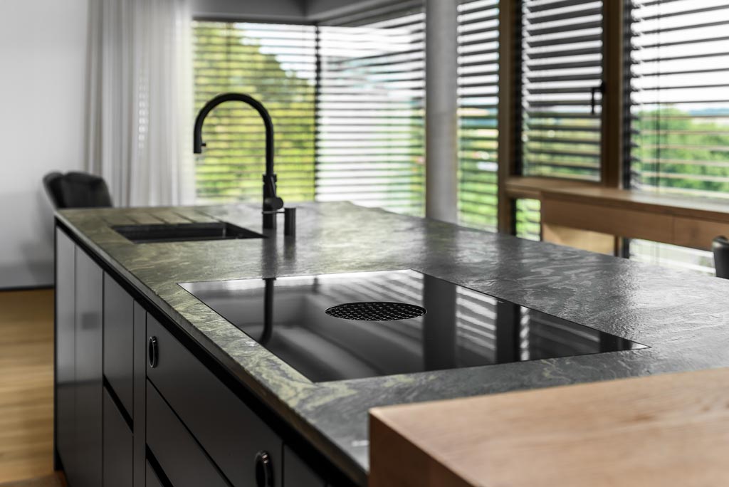 Silbermond DAN Küche mit Kochfeld und integriertem Dunstabzug im Küchenstudio Lechbruck